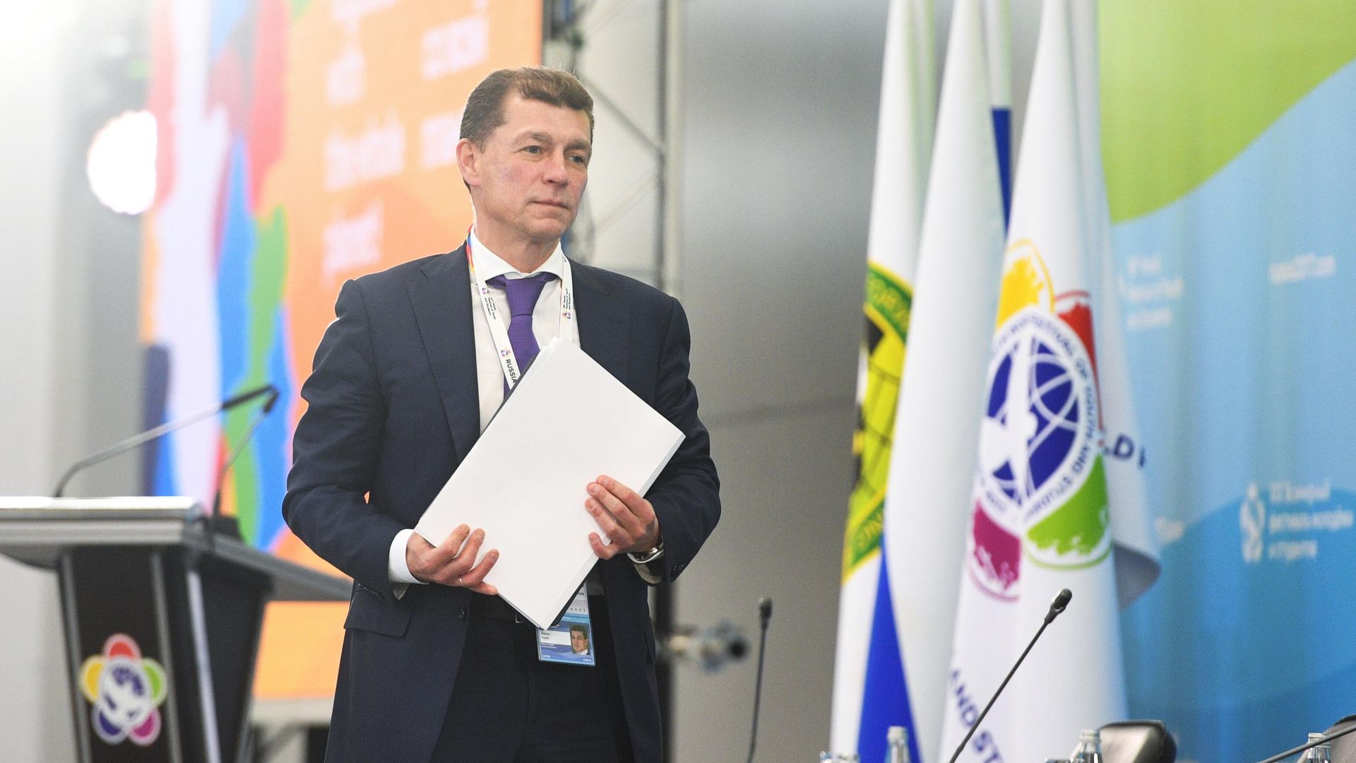 Максим Топилин перед началом дискуссии в рамках XIX Всемирного фестиваля молодежи и студентов в Сочи Максим Топилин перед началом дискуссии в рамках XIX Всемирного фестиваля молодежи и студентов в Сочи - РИА Новости, 1920, 12.02.2021
