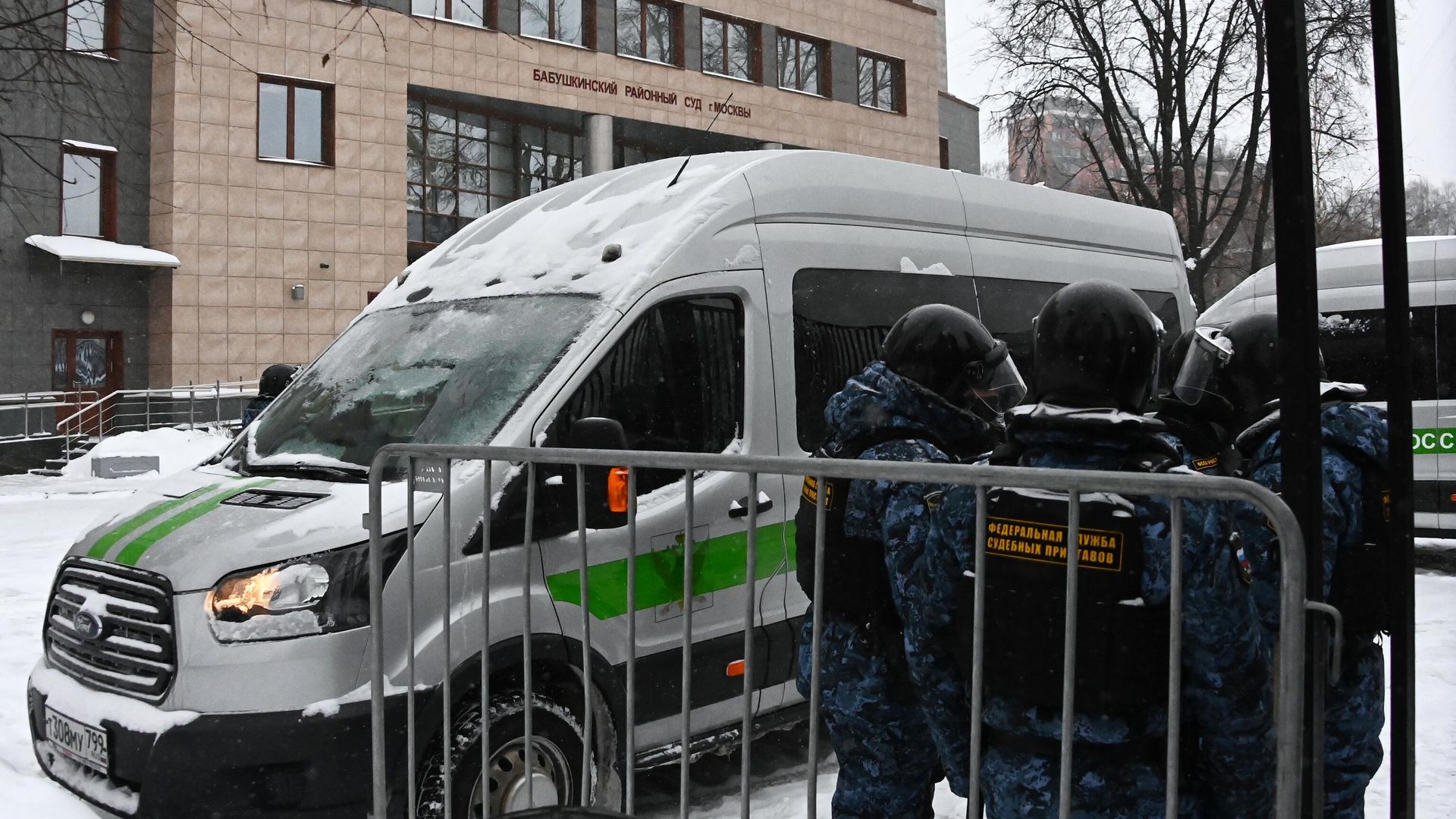 Сотрудники Федеральной службы служебных приставов у здания Бабушкинского районного суда, где состоится заседание по делу Алексея Навального Сотрудники Федеральной службы служебных приставов у здания Бабушкинского районного суда, где состоится заседание по делу Алексея Навального - РИА Новости, 1920, 12.02.2021