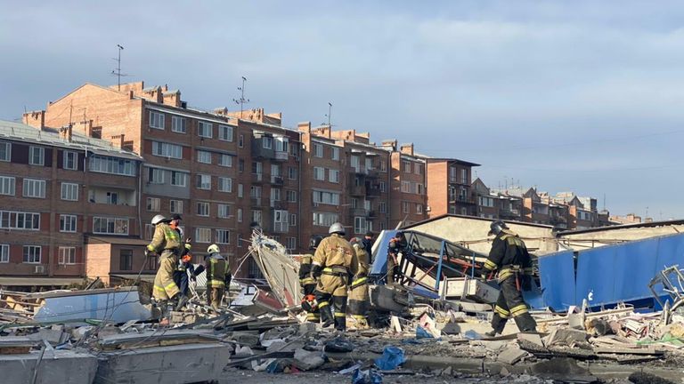 Сотрудники МЧС России разбирают завалы на месте взрыва в супермаркете на улице Гагкаева во Владикавказе Сотрудники МЧС России разбирают завалы на месте взрыва в супермаркете на улице Гагкаева во Владикавказе
