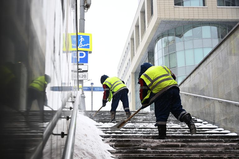 Сотрудники коммунальных служб убирают снег в подземном переходе в Москве Сотрудники коммунальных служб убирают снег в подземном переходе в Москве