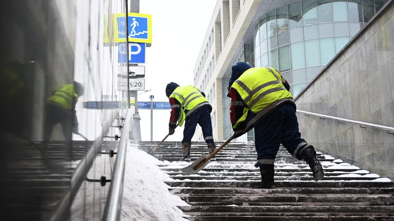 Сотрудники коммунальных служб убирают снег в подземном переходе в Москве Сотрудники коммунальных служб убирают снег в подземном переходе в Москве