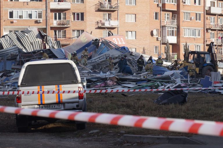 Сотрудники МЧС России разбирают завалы на месте взрыва в супермаркете на улице Гагкаева во Владикавказе Сотрудники МЧС России разбирают завалы на месте взрыва в супермаркете на улице Гагкаева во Владикавказе