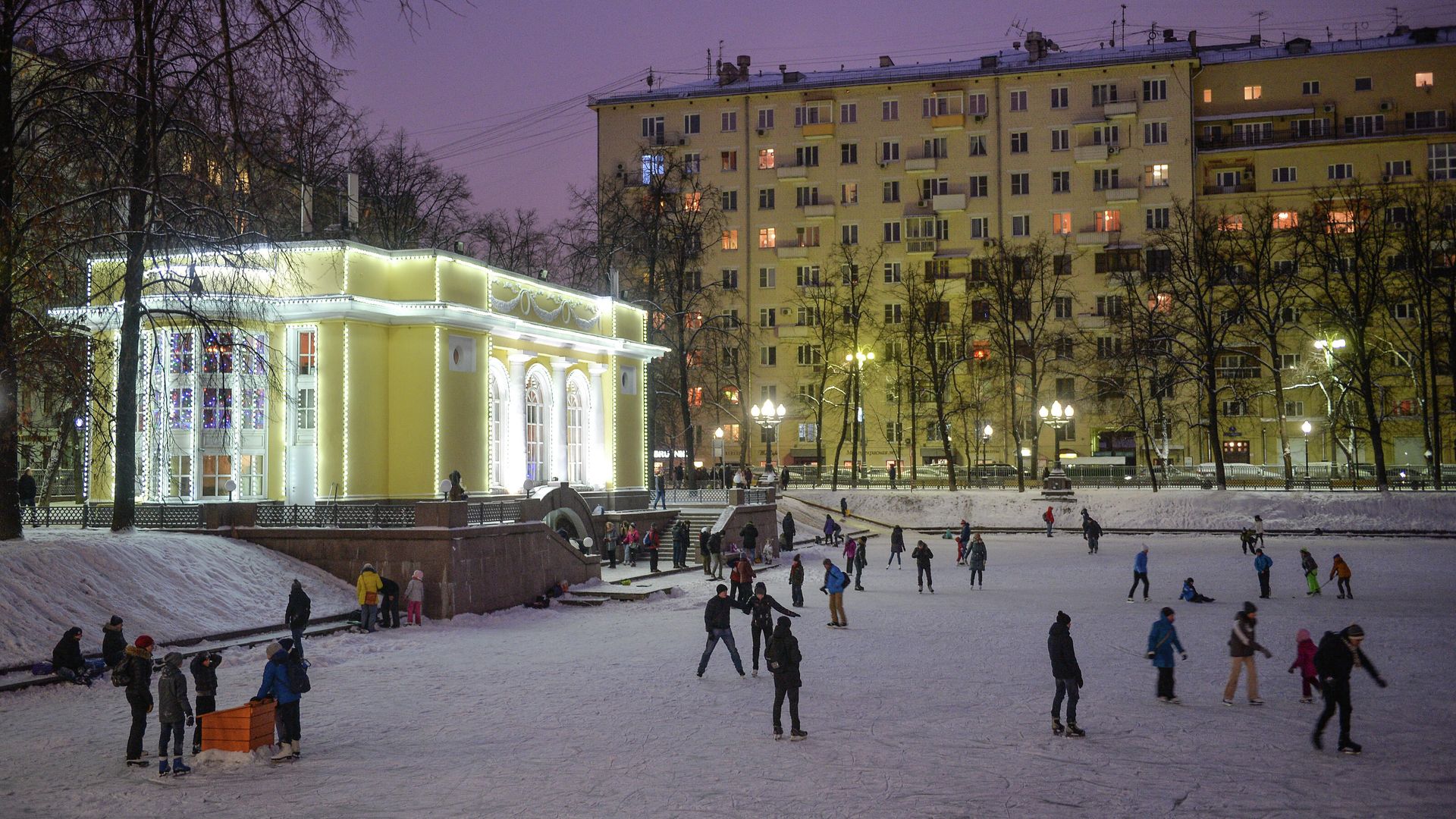 Люди катаются на коньках на Патриарших прудах в Москве Люди катаются на коньках на Патриарших прудах в Москве - РИА Новости, 1920, 17.11.2022