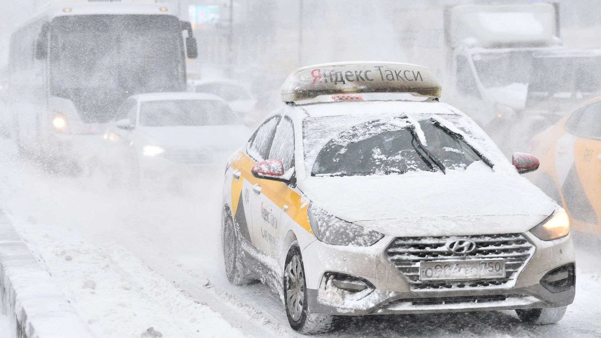 Автомобильное движение во время снегопада в Москве Автомобильное движение во время снегопада в Москве - РИА Новости, 1920, 15.02.2024