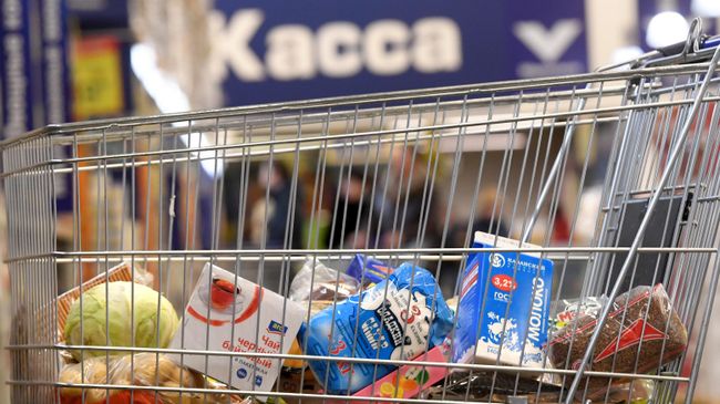 Тележка с продуктами в магазине Тележка с продуктами в магазине