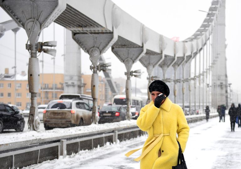 Девушка идет по Крымскому мосту во время снегопада в Москве Девушка идет по Крымскому мосту во время снегопада в Москве