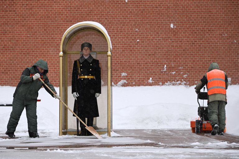 Сотрудники коммунальных служб убирают снег у поста Почётного караула у Вечного огня на Могиле Неизвестного Солдата в Александровском саду в Москве Сотрудники коммунальных служб убирают снег у поста Почётного караула у Вечного огня на Могиле Неизвестного Солдата в Александровском саду в Москве
