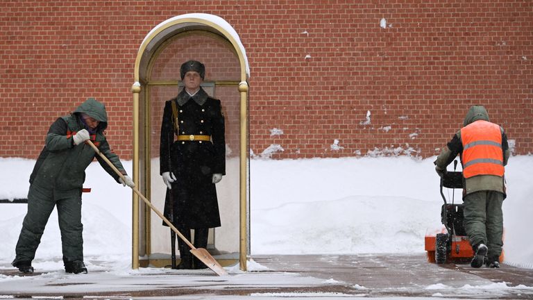 Сотрудники коммунальных служб убирают снег у поста Почётного караула у Вечного огня на Могиле Неизвестного Солдата в Александровском саду в Москве Сотрудники коммунальных служб убирают снег у поста Почётного караула у Вечного огня на Могиле Неизвестного Солдата в Александровском саду в Москве