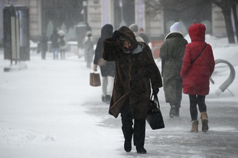 Прохожие во время снегопада в центре Москвы Прохожие во время снегопада в центре Москвы