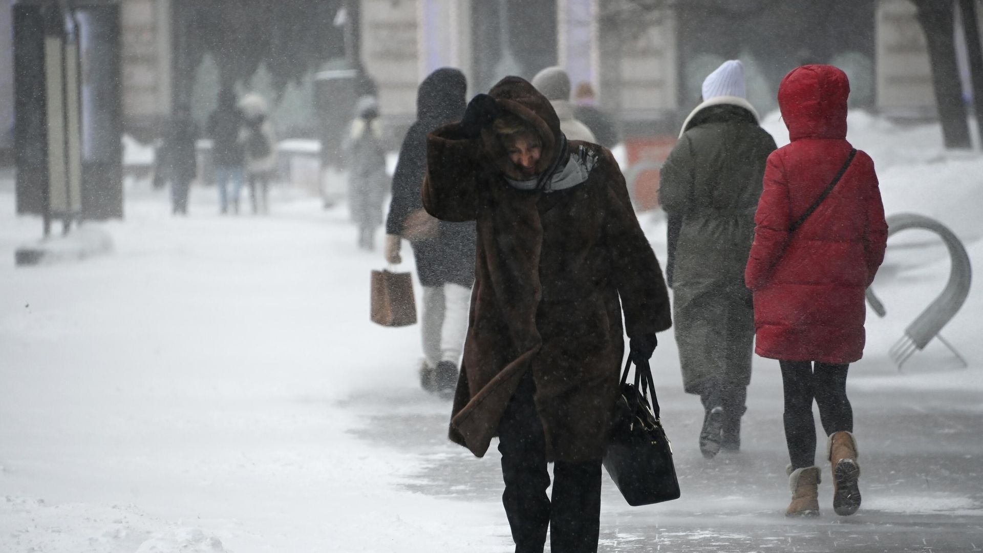 Прохожие во время снегопада в центре Москвы Прохожие во время снегопада в центре Москвы - РИА Новости, 1920, 09.01.2026