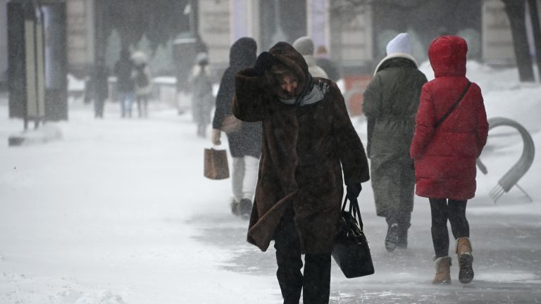 Прохожие во время снегопада в центре Москвы Прохожие во время снегопада в центре Москвы