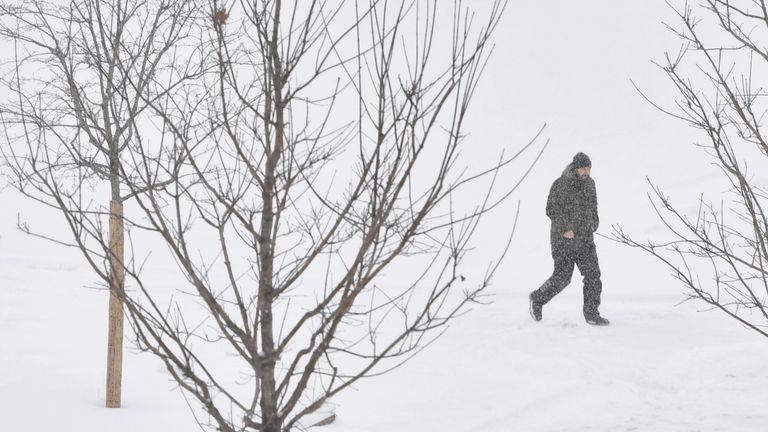 Мужчина во время снегопада в Москве Мужчина во время снегопада в Москве