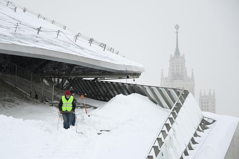 Сотрудники коммунальных служб убирают снег в природно-ландшафтном парке Зарядье в Москве Сотрудники коммунальных служб убирают снег в природно-ландшафтном парке Зарядье в Москве