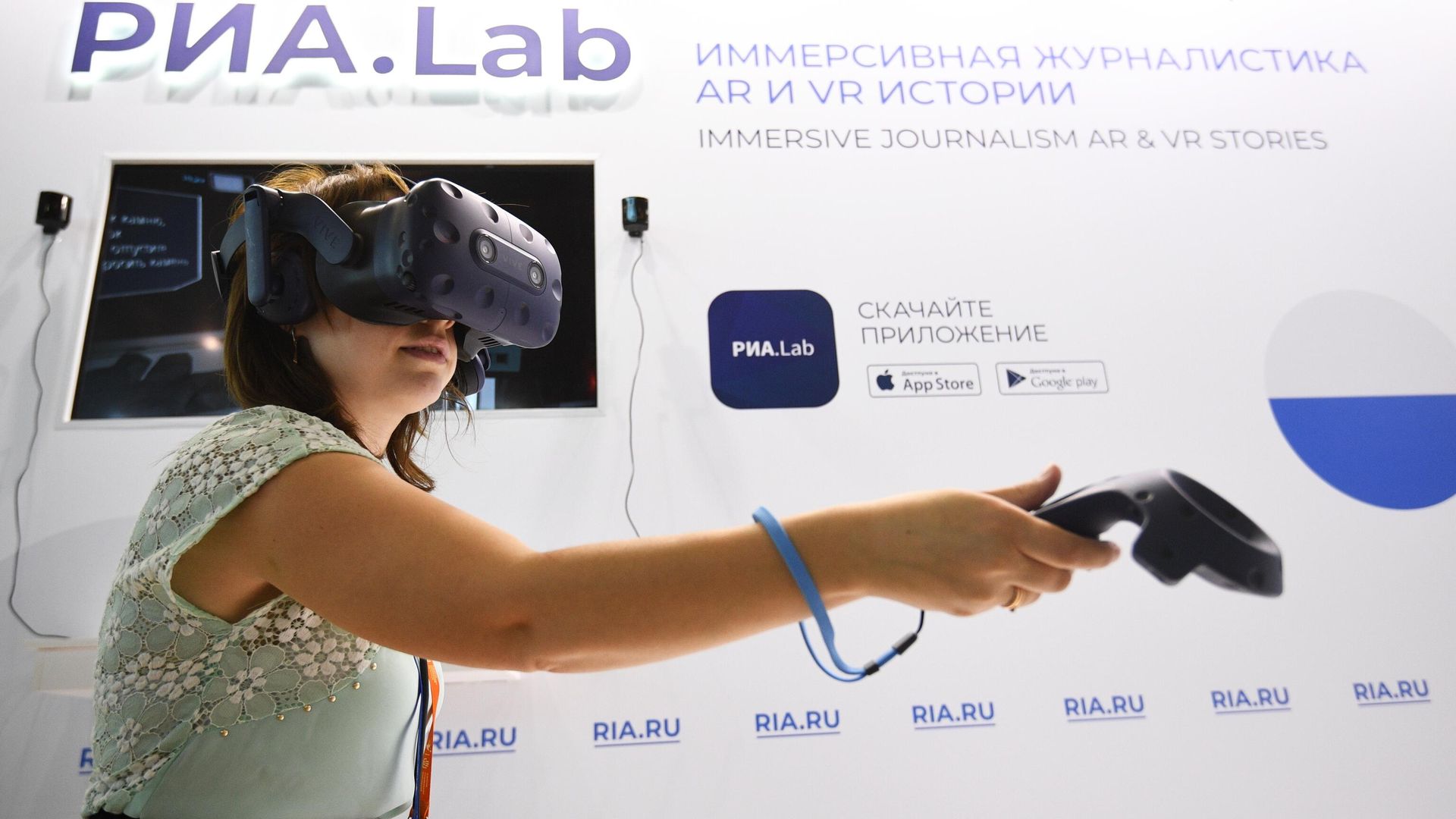 Девушка тестирует VR-очки в презентационной зоне РИА.Lab на стенде МИА Россия сегодня на ВДНХ в Москве Девушка тестирует VR-очки в презентационной зоне РИА.Lab на стенде МИА Россия сегодня на ВДНХ в Москве - РИА Новости, 1920, 16.02.2021