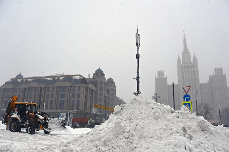 Снегоуборочная техника на улице Новинский бульвар в Москве Снегоуборочная техника на улице Новинский бульвар в Москве
