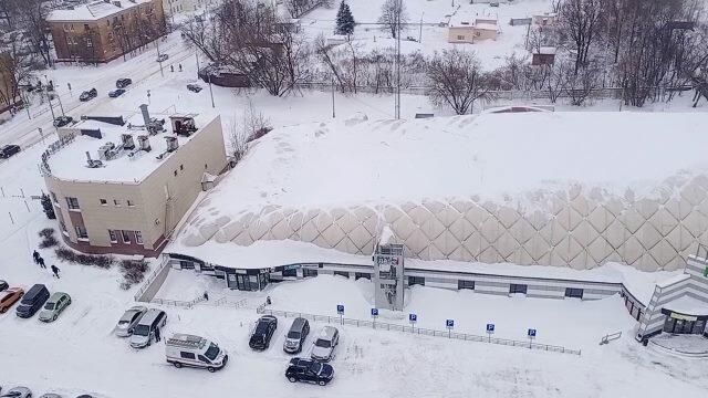 Крыша надувного корта в Щелково прогнулась под снегом. Кадры МЧС - РИА Новости, 1920, 13.02.2021