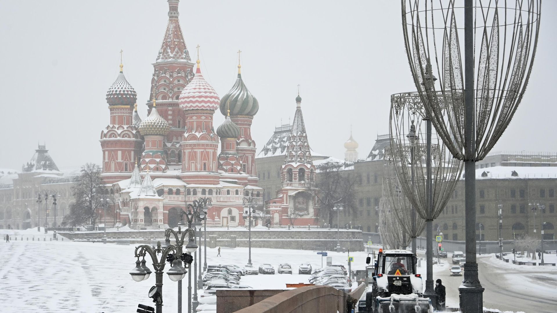 Уборка снега на Большом Москворецком мосту в Москве Уборка снега на Большом Москворецком мосту в Москве - РИА Новости, 1920, 18.02.2021