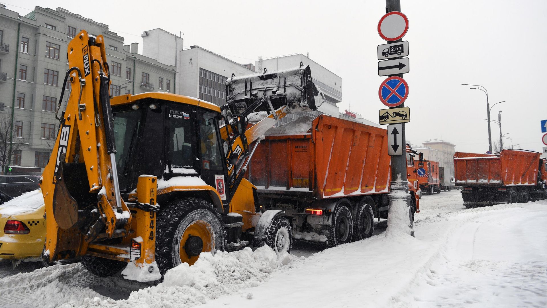 Снегоуборочная техника чистит во время снегопада Садовое кольцо в Москве Снегоуборочная техника чистит во время снегопада Садовое кольцо в Москве - РИА Новости, 1920, 16.02.2021