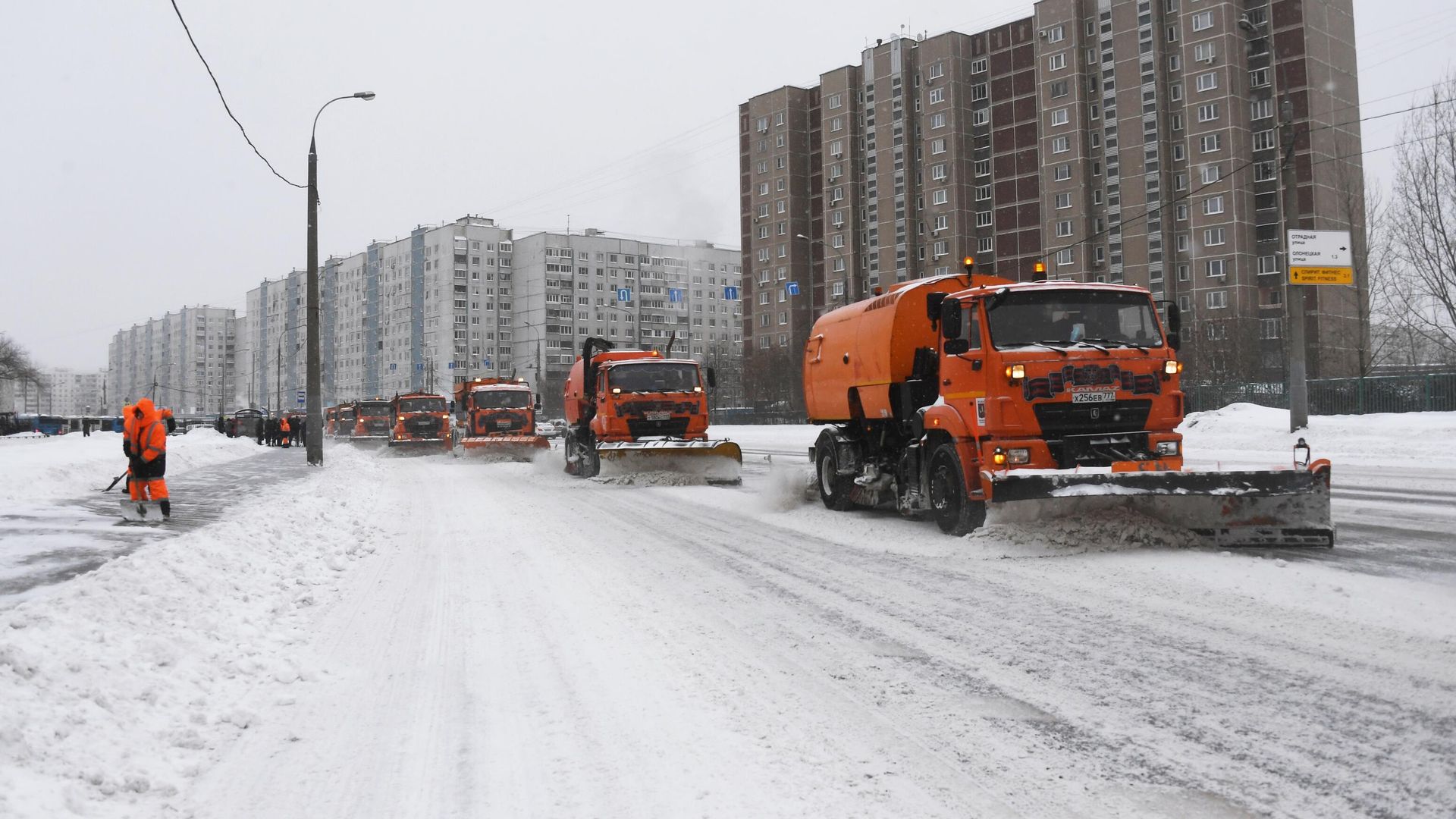 Сотрудники коммунальной службы убирают снег на улице в Москве во время снегопада Сотрудники коммунальной службы убирают снег на улице в Москве во время снегопада - РИА Новости, 1920, 13.02.2021