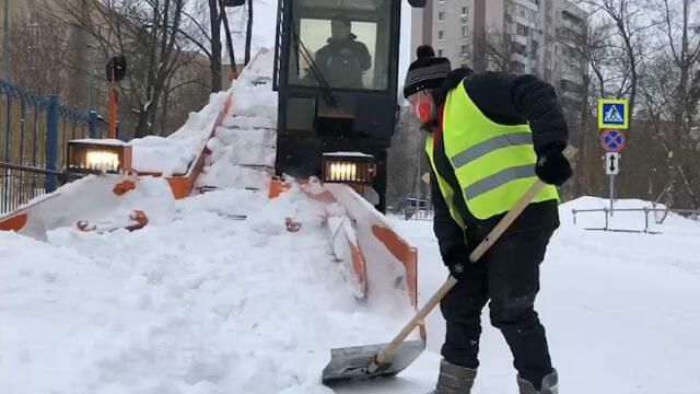 Спецтехника и лопаты: город борется со снежными завалами Спецтехника и лопаты: город борется со снежными завалами - РИА Новости, 1920, 13.02.2021