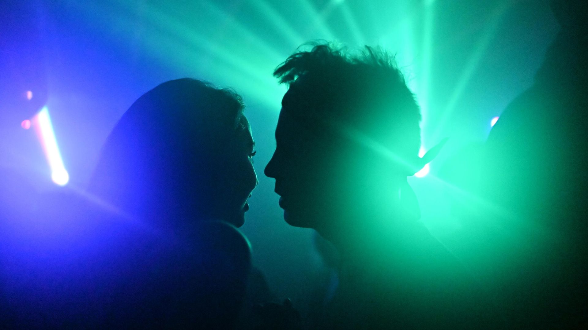 Молодые люди во время дискотеки Молодые люди во время дискотеки - РИА Новости, 1920, 30.07.2021
