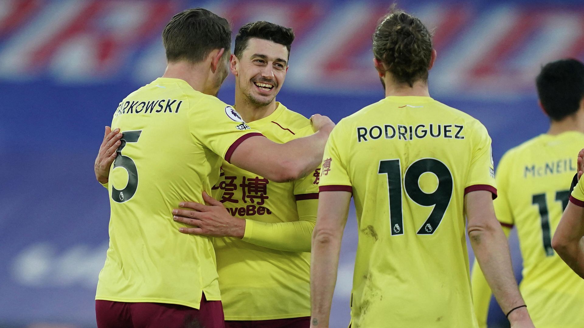 Burnley's English defender Matthew Lowton (C) gestures with teammates at the final whistle during the English Premier League football match between Crystal Palace and Burnley at Selhurst Park in south London on February 13, 2021. (Photo by John Walton / POOL / AFP) / RESTRICTED TO EDITORIAL USE. No use with unauthorized audio, video, data, fixture lists, club/league logos or 'live' services. Online in-match use limited to 120 images. An additional 40 images may be used in extra time. No video emulation. Social media in-match use limited to 120 images. An additional 40 images may be used in extra time. No use in betting publications, games or single club/league/player publications. / Burnley's English defender Matthew Lowton (C) gestures with teammates at the final whistle during the English Premier League football match between Crystal Palace and Burnley at Selhurst Park in south London on February 13, 2021. (Photo by John Walton / POOL / AFP) / RESTRICTED TO EDITORIAL USE. No use with unauthorized audio, video, data, fixture lists, club/league logos or 'live' services. Online in-match use limited to 120 images. An additional 40 images may be used in extra time. No video emulation. Social media in-match use limited to 120 images. An additional 40 images may be used in extra time. No use in betting publications, games or single club/league/player publications. / - РИА Новости, 1920, 13.02.2021