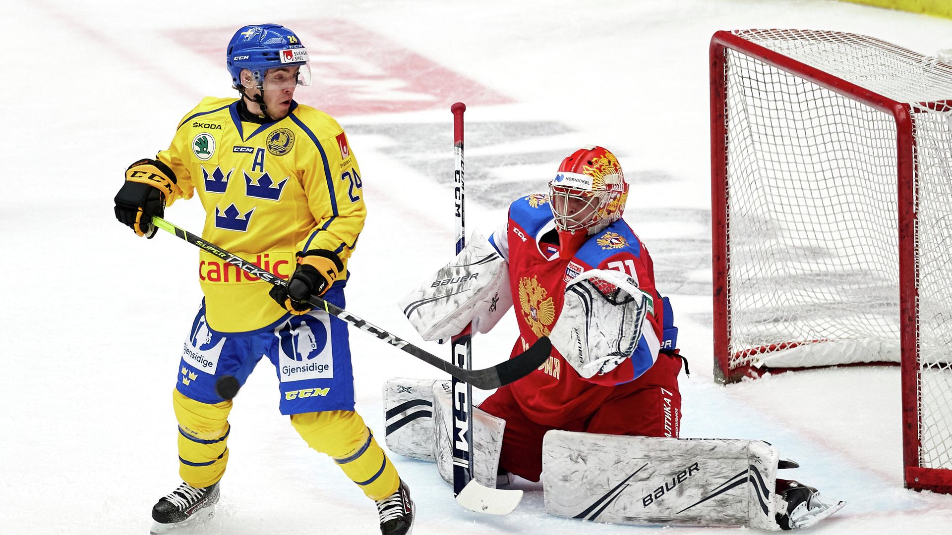 Sweden's Andreas Wingerli (L) and Russia's goalkeeper Alexander Samonov vie during the Beijer Hockey Games (Euro Hockey Tour) ice hockey match between Sweden and Russia in Malmo on February 13, 2021. (Photo by Anders Bjuro / TT NEWS AGENCY / AFP) / Sweden OUT Sweden's Andreas Wingerli (L) and Russia's goalkeeper Alexander Samonov vie during the Beijer Hockey Games (Euro Hockey Tour) ice hockey match between Sweden and Russia in Malmo on February 13, 2021. (Photo by Anders Bjuro / TT NEWS AGENCY / AFP) / Sweden OUT - РИА Новости, 1920, 13.02.2021