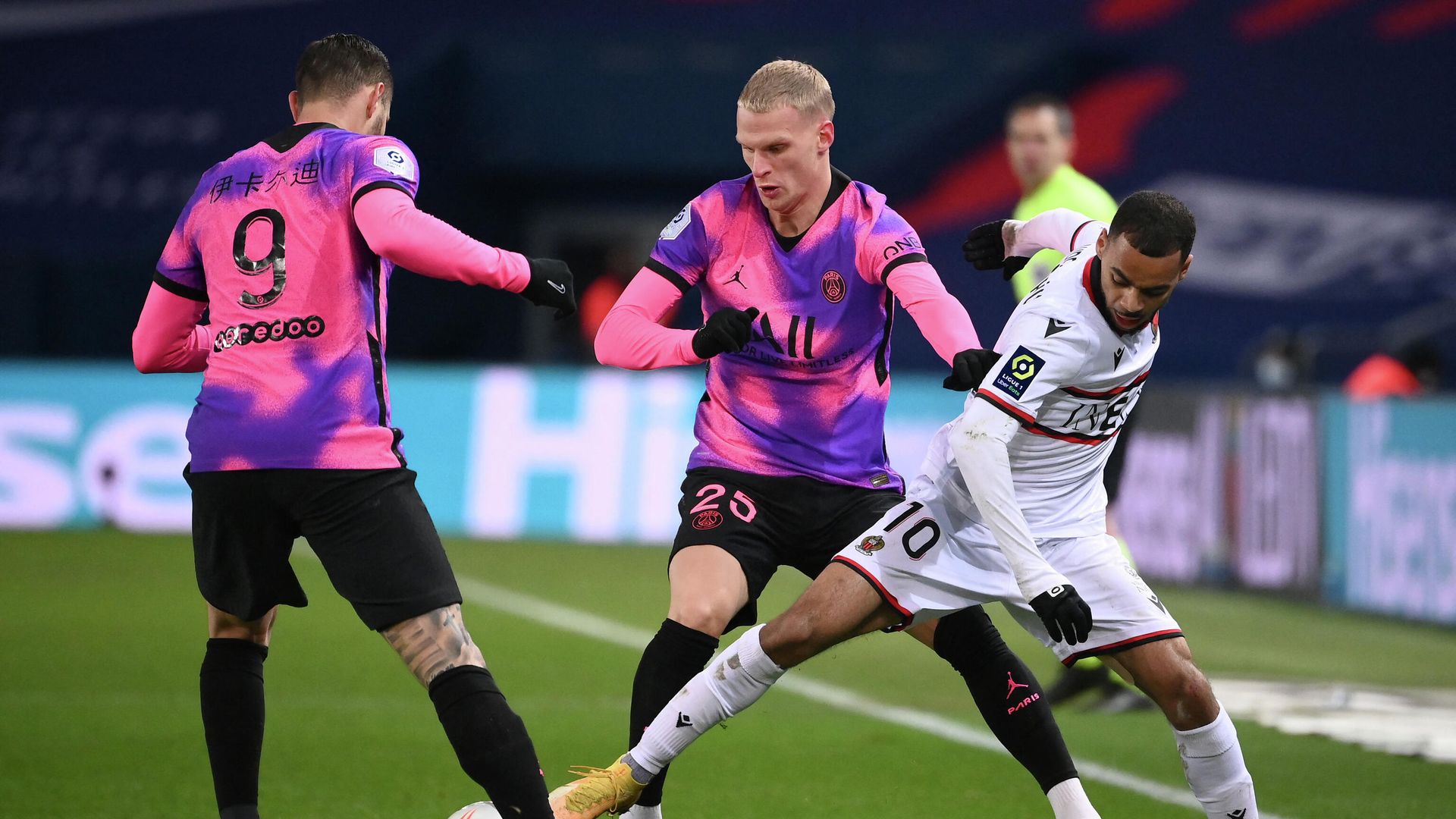 Nice's French forward Alexis Claude-Maurice (R) vies with Paris Saint-Germain's Dutch defender Mitchel Bakker (C) during the French L1 football match between Paris Saint-Germain (PSG) and Nice (OGCN) at the Parc des Princes stadium in Paris, on February 13, 2021. (Photo by FRANCK FIFE / AFP) Nice's French forward Alexis Claude-Maurice (R) vies with Paris Saint-Germain's Dutch defender Mitchel Bakker (C) during the French L1 football match between Paris Saint-Germain (PSG) and Nice (OGCN) at the Parc des Princes stadium in Paris, on February 13, 2021. (Photo by FRANCK FIFE / AFP) - РИА Новости, 1920, 13.02.2021