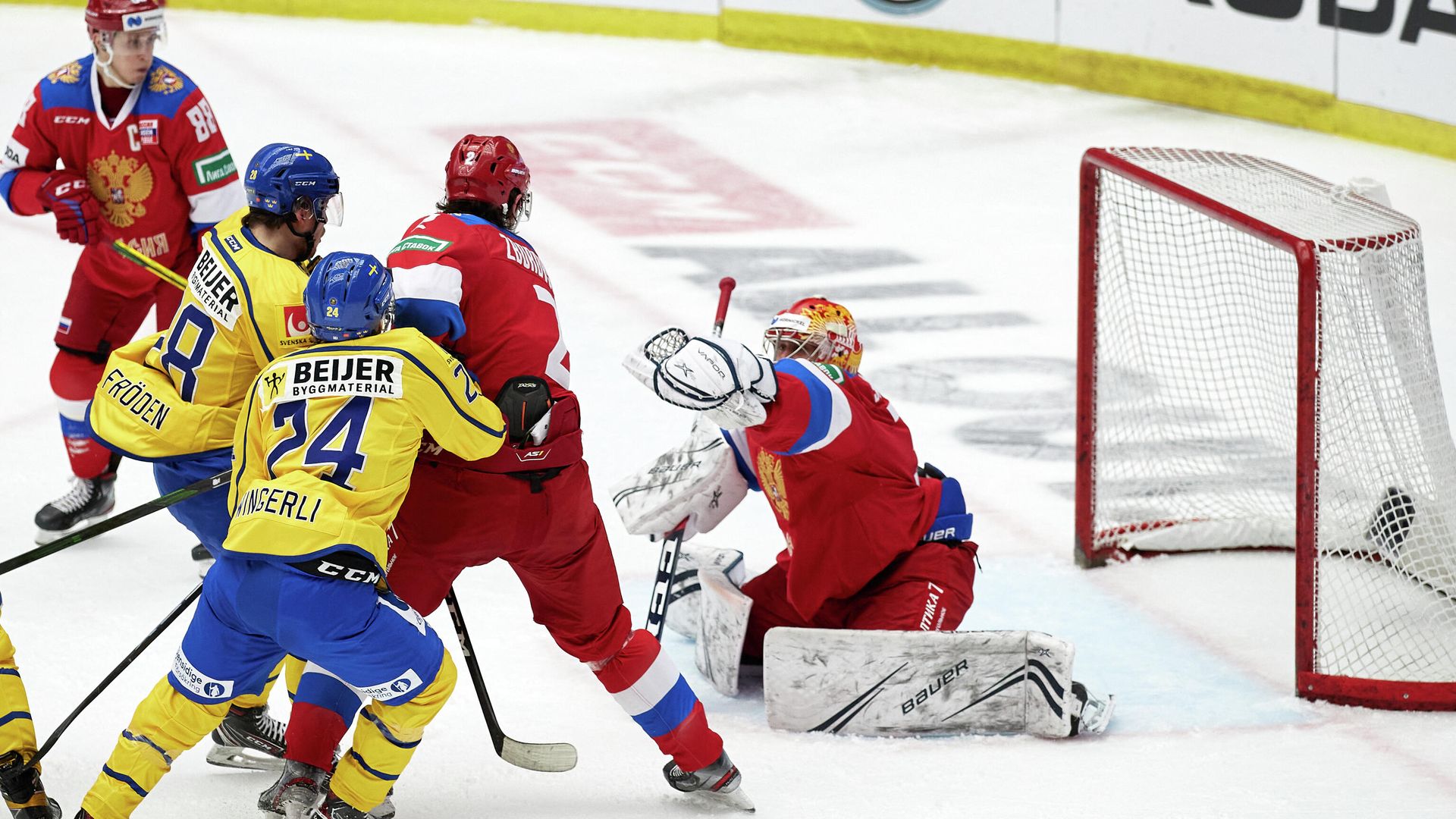 Russia's goalkeeper Alexander Samonov (R) makes a save during the Beijer Hockey Games (Euro Hockey Tour) ice hockey match between Sweden and Russia in Malmo on February 13, 2021. (Photo by Anders Bjuro / TT NEWS AGENCY / AFP) / Sweden OUT Russia's goalkeeper Alexander Samonov (R) makes a save during the Beijer Hockey Games (Euro Hockey Tour) ice hockey match between Sweden and Russia in Malmo on February 13, 2021. (Photo by Anders Bjuro / TT NEWS AGENCY / AFP) / Sweden OUT - РИА Новости, 1920, 13.02.2021