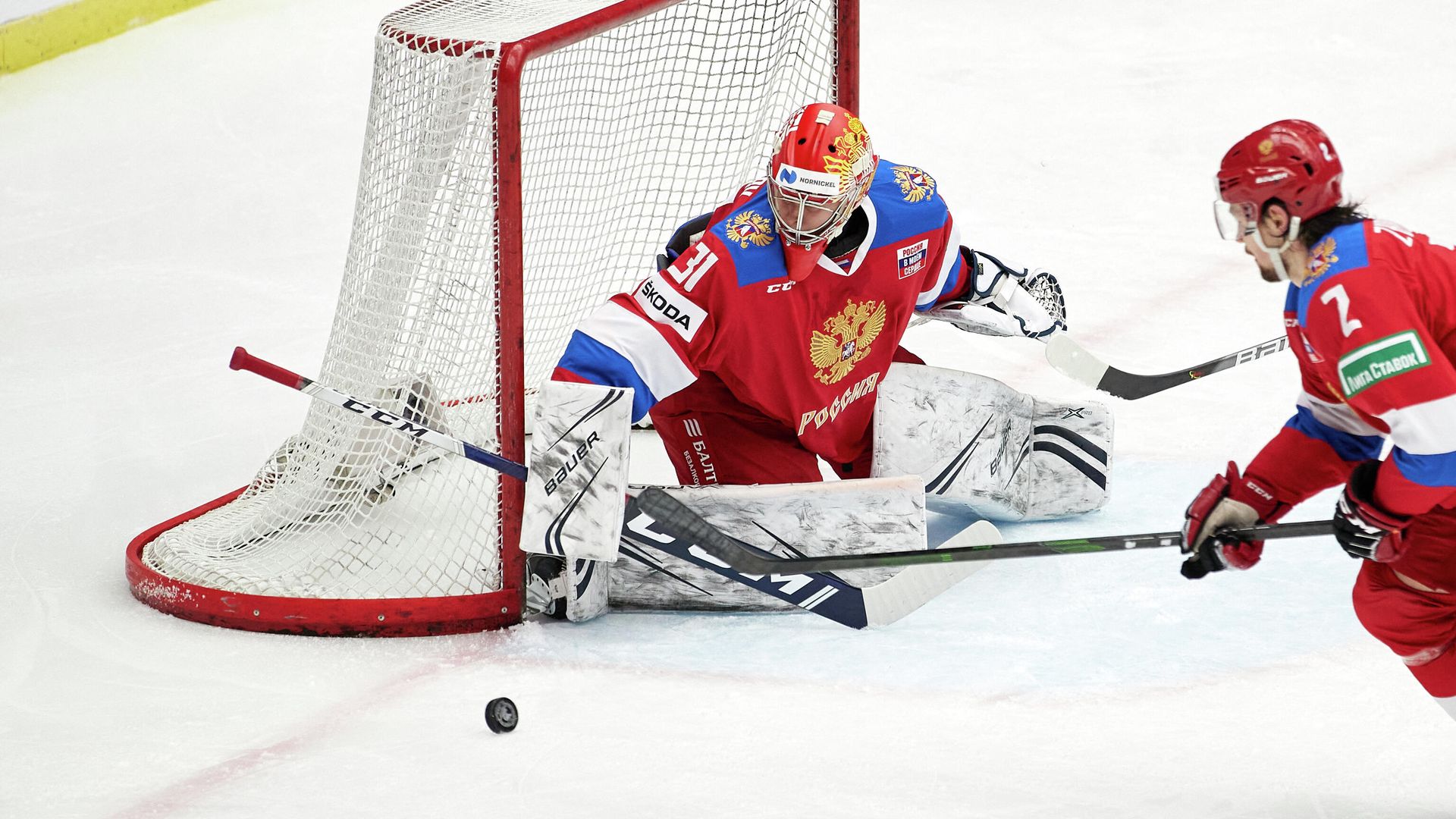 Russia's goalkeeper Alexander Samonov eyes the puck during the Beijer Hockey Games (Euro Hockey Tour) icehockey match between Russia and Finland in Malmo, Sweden, on February 11, 2021. (Photo by Anders Bjuro / TT News Agency / AFP) / Sweden OUT Russia's goalkeeper Alexander Samonov eyes the puck during the Beijer Hockey Games (Euro Hockey Tour) icehockey match between Russia and Finland in Malmo, Sweden, on February 11, 2021. (Photo by Anders Bjuro / TT News Agency / AFP) / Sweden OUT - РИА Новости, 1920, 13.02.2021