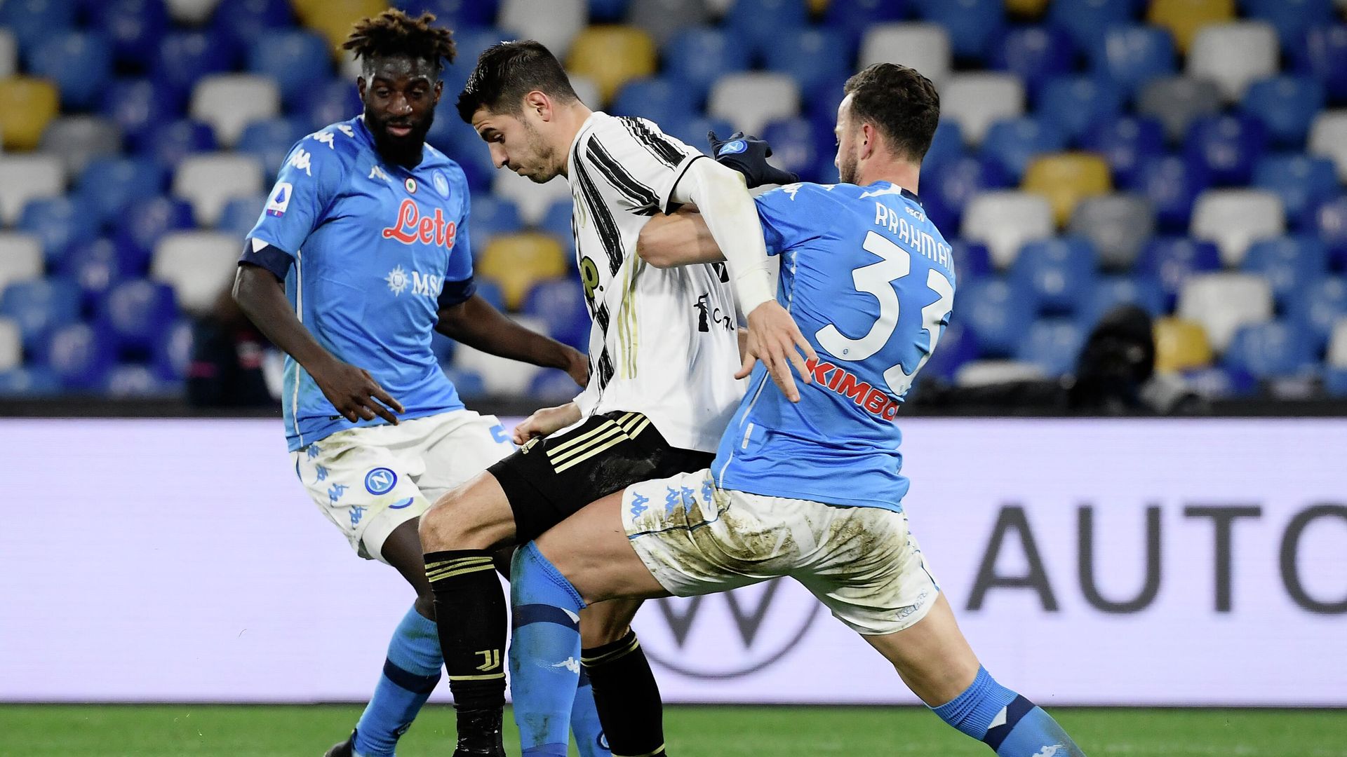 Juventus' Spanish forward Alvaro Morata (C) holds back Napoli's Kosovar defender Amir Rrahmani (R) during the Italian Serie A football match Napoli vs Juventus on February 13, 2021 at the Diego Maradona (San Paolo) stadium in Naples. (Photo by Filippo MONTEFORTE / AFP) - РИА Новости, 1920, 13.02.2021