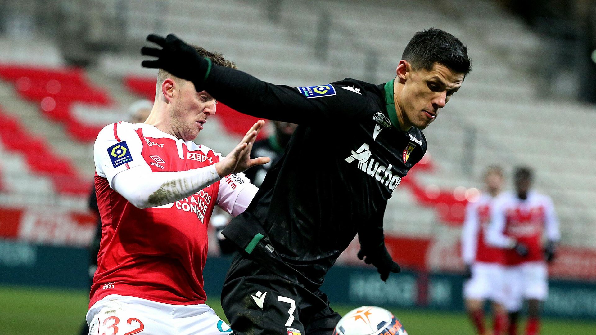 Lens' forward Florian Sotoca (R) fights for the ball with Reims' defender Thomas Foket (L) during the French L1 football match between Reims and Lens on February 13, 2021 at Auguste-Delaune Stadium in Reims. (Photo by FRANCOIS NASCIMBENI / AFP) Lens' forward Florian Sotoca (R) fights for the ball with Reims' defender Thomas Foket (L) during the French L1 football match between Reims and Lens on February 13, 2021 at Auguste-Delaune Stadium in Reims. (Photo by FRANCOIS NASCIMBENI / AFP) - РИА Новости, 1920, 13.02.2021