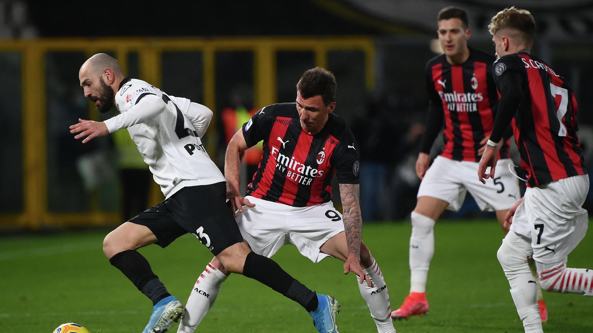 Spezia's Italian midfielder Riccardo Saponara (L) challenges AC Milan's Croatrian forward Mario Mandzukic (C) during the Italian Serie A football match Spezia vs AC Milan on February 13, 2021 at the Alberto-Picco stadium in La Spezia. (Photo by Marco BERTORELLO / AFP) Spezia's Italian midfielder Riccardo Saponara (L) challenges AC Milan's Croatrian forward Mario Mandzukic (C) during the Italian Serie A football match Spezia vs AC Milan on February 13, 2021 at the Alberto-Picco stadium in La Spezia. (Photo by Marco BERTORELLO / AFP) - РИА Новости, 1920, 14.02.2021