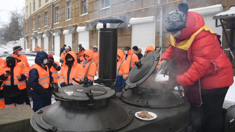 Полевая кухня для сотрудников коммунальных служб на Красноказарменной улице в Москве Полевая кухня для сотрудников коммунальных служб на Красноказарменной улице в Москве