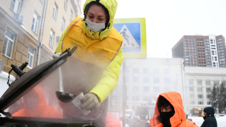 Полевая кухня для сотрудников коммунальных служб на Красноказарменной улице в Москве Полевая кухня для сотрудников коммунальных служб на Красноказарменной улице в Москве