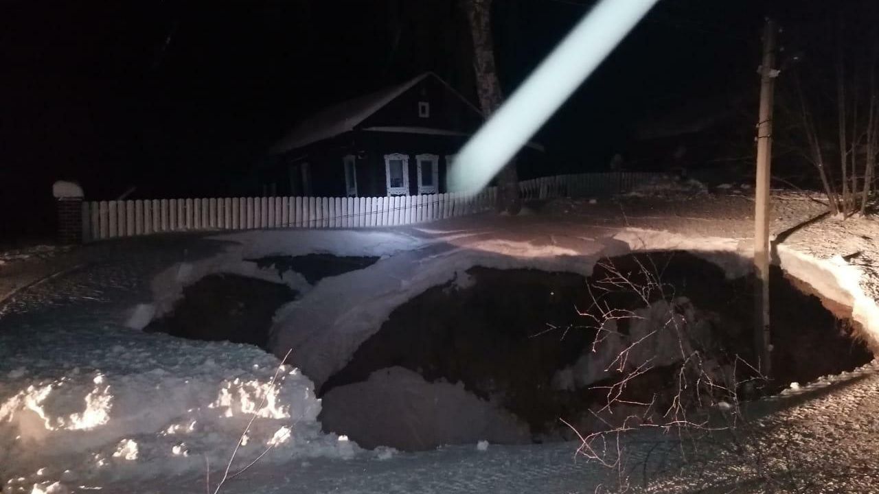 Карстовый провал в Павловском муниципальном округе Нижегородской области Карстовый провал в Павловском муниципальном округе Нижегородской области - РИА Новости, 1920, 14.02.2021