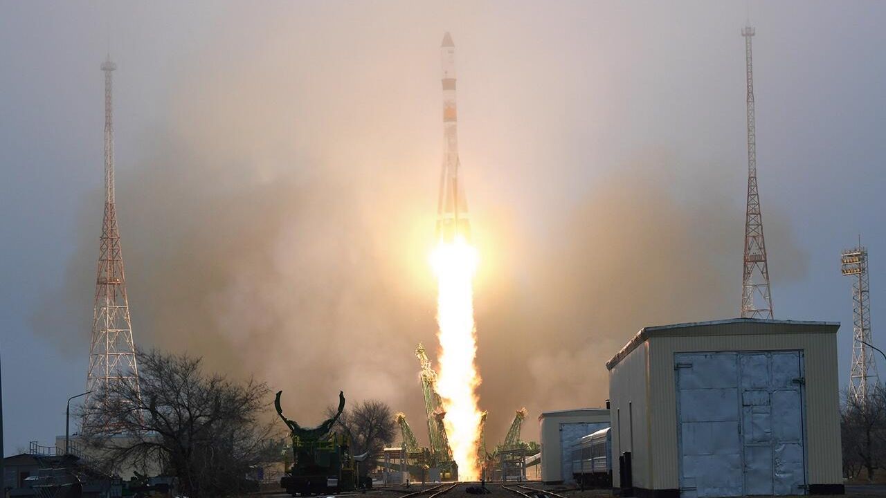 Запуск ракеты-носителя Союз-2 с грузовым кораблем Прогресс МС-16 с космодрома Байконур. Кадр из видеотрансяции Запуск ракеты-носителя Союз-2 с грузовым кораблем Прогресс МС-16 с космодрома Байконур. Кадр из видеотрансяции - РИА Новости, 1920, 15.02.2021