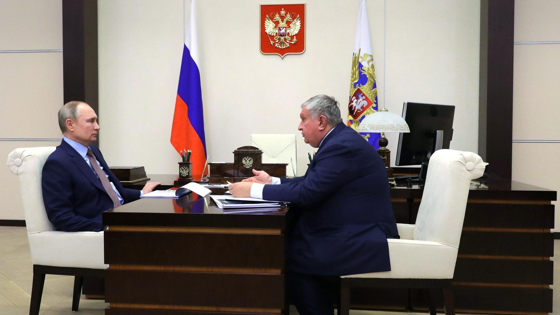 Президент РФ Владимир Путин и директор, председатель правления, заместитель председателя совета директоров компании Роснефть Игорь Сечин во время встречи Президент РФ Владимир Путин и директор, председатель правления, заместитель председателя совета директоров компании Роснефть Игорь Сечин во время встречи - РИА Новости, 1920, 15.02.2021