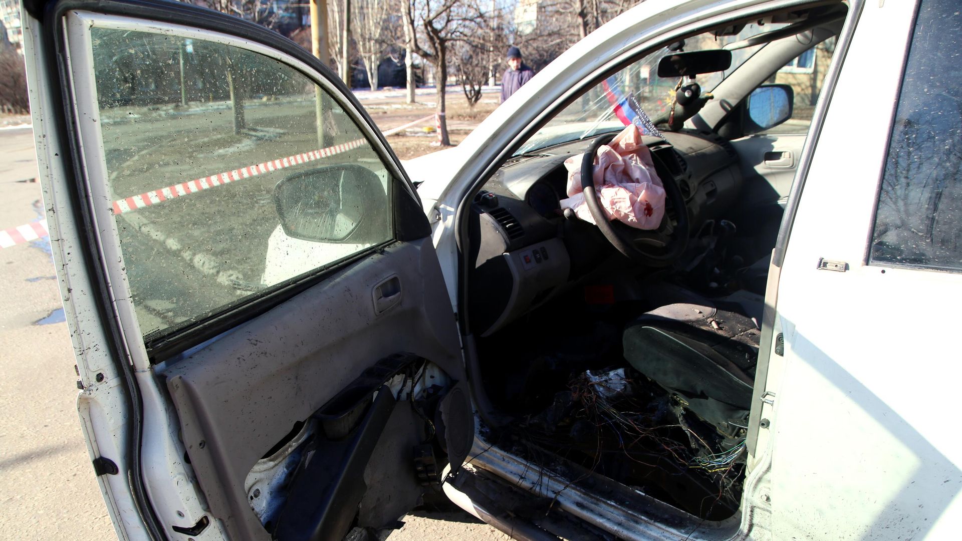 Автомобиль командира одного из батальонов Народной милиции ДНР , поврежденный в результате детонации взрывного устройства, в Горловке Автомобиль командира одного из батальонов Народной милиции ДНР , поврежденный в результате детонации взрывного устройства, в Горловке - РИА Новости, 1920, 15.02.2021