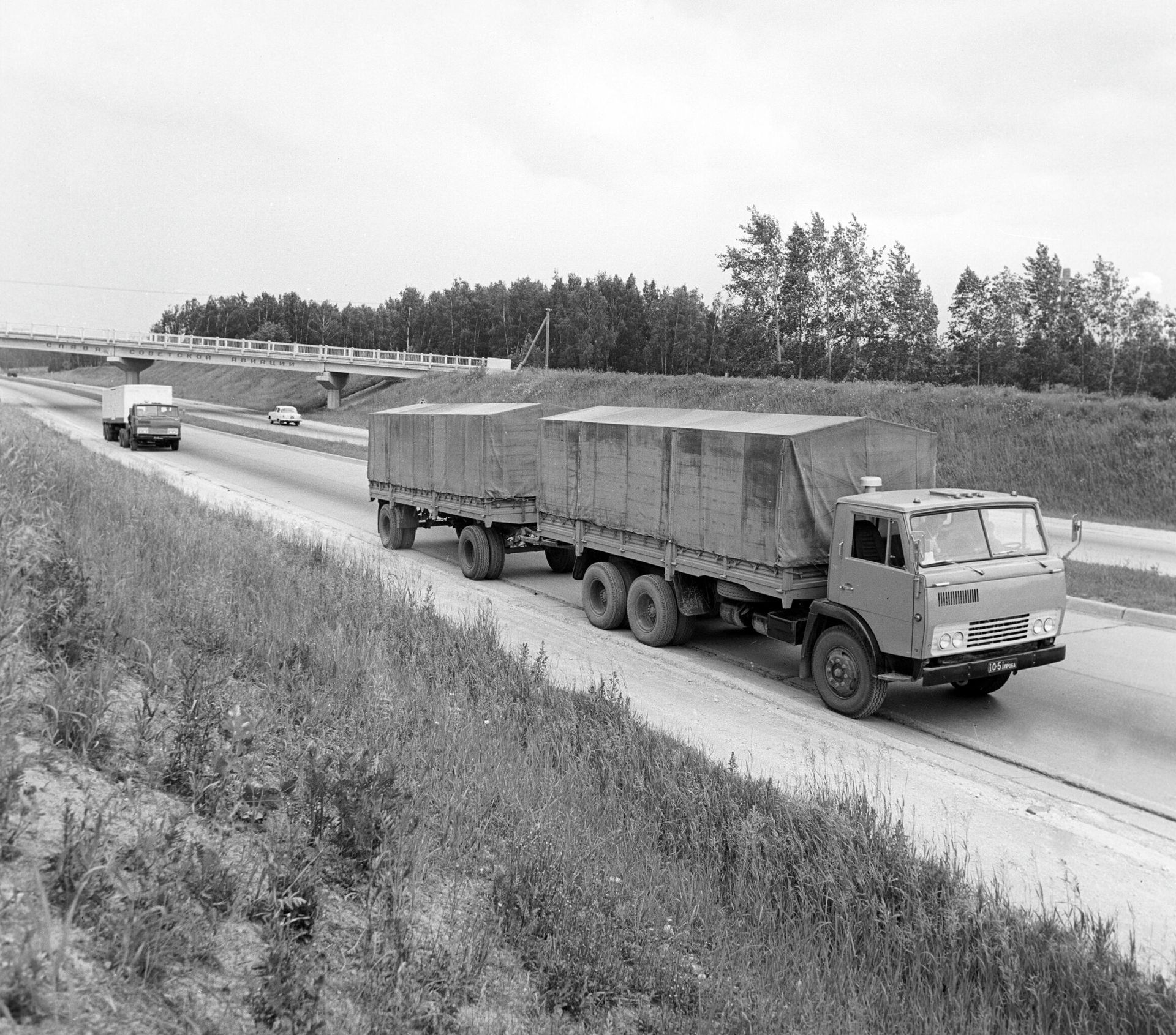 Опытный образец автопоезда для перевозок на дальние расстояния Опытный образец автопоезда для перевозок на дальние расстояния - РИА Новости, 1920, 15.02.2021