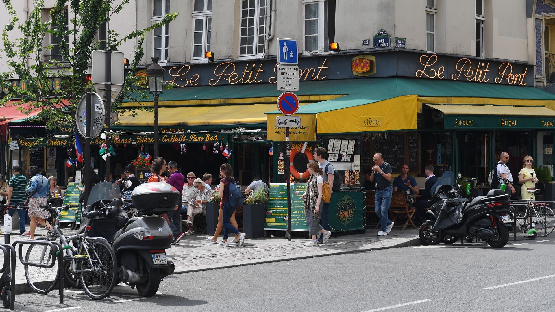 Горожане и туристы на улице Rue du Petit Pont рядом с пабом Cafe Le Petit Pont в Париже Горожане и туристы на улице Rue du Petit Pont рядом с пабом Cafe Le Petit Pont в Париже - РИА Новости, 1920, 31.03.2021