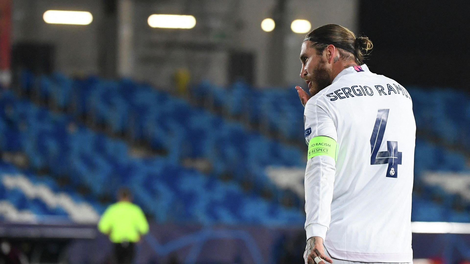 Real Madrid's Spanish defender Sergio Ramos (L) celebrates his goal during the UEFA Champions League group B football match between Real Madrid and Inter Milan at the Alfredo di Stefano stadium in Valdebebas, on the outskirts of Madrid, on November 3, 2020. (Photo by PIERRE-PHILIPPE MARCOU / AFP) Real Madrid's Spanish defender Sergio Ramos (L) celebrates his goal during the UEFA Champions League group B football match between Real Madrid and Inter Milan at the Alfredo di Stefano stadium in Valdebebas, on the outskirts of Madrid, on November 3, 2020. (Photo by PIERRE-PHILIPPE MARCOU / AFP) - РИА Новости, 1920, 15.02.2021