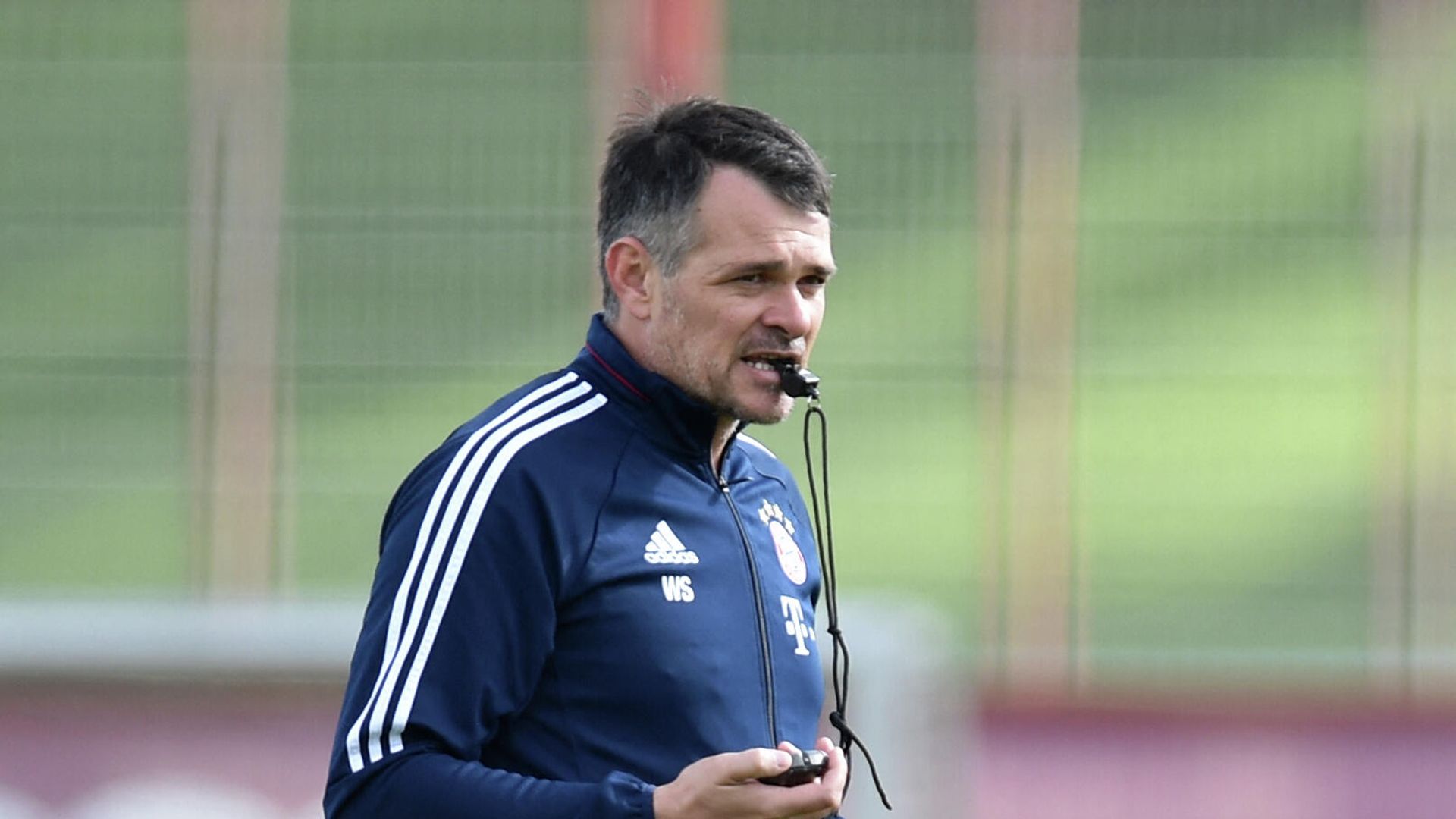 Bayern Munich's French interim coach Willy Sagnol follows the training session at the club area in Munich, southern Germany, on October 6, 2017. (Photo by Christof STACHE / AFP) Bayern Munich's French interim coach Willy Sagnol follows the training session at the club area in Munich, southern Germany, on October 6, 2017. (Photo by Christof STACHE / AFP) - РИА Новости, 1920, 15.02.2021