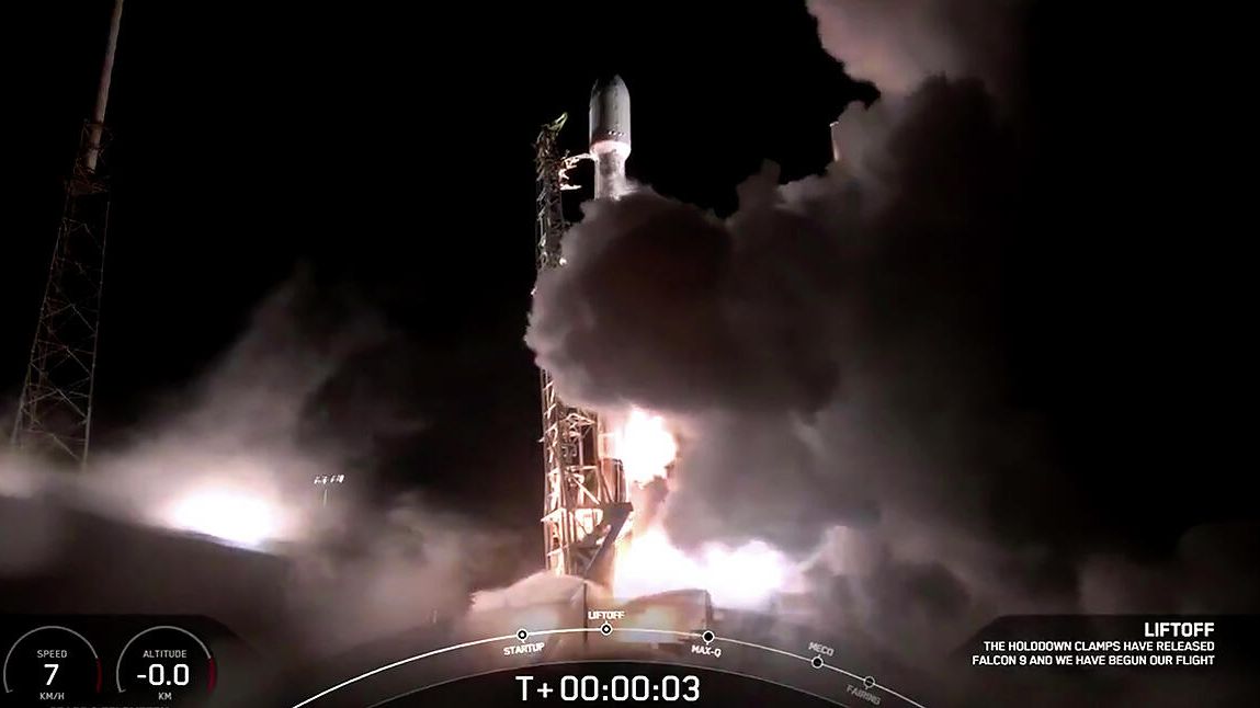 Кадр видео запуска ракеты-носителя Falcon 9 с интернет-спутниками Starlink Кадр видео запуска ракеты-носителя Falcon 9 с интернет-спутниками Starlink - РИА Новости, 1920, 09.02.2022