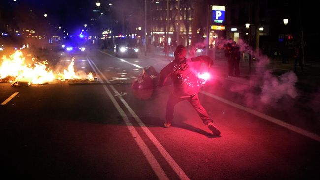 Участник акции протеста в поддержку Пабло Аселя в Барселоне Участник акции протеста в поддержку Пабло Аселя в Барселоне