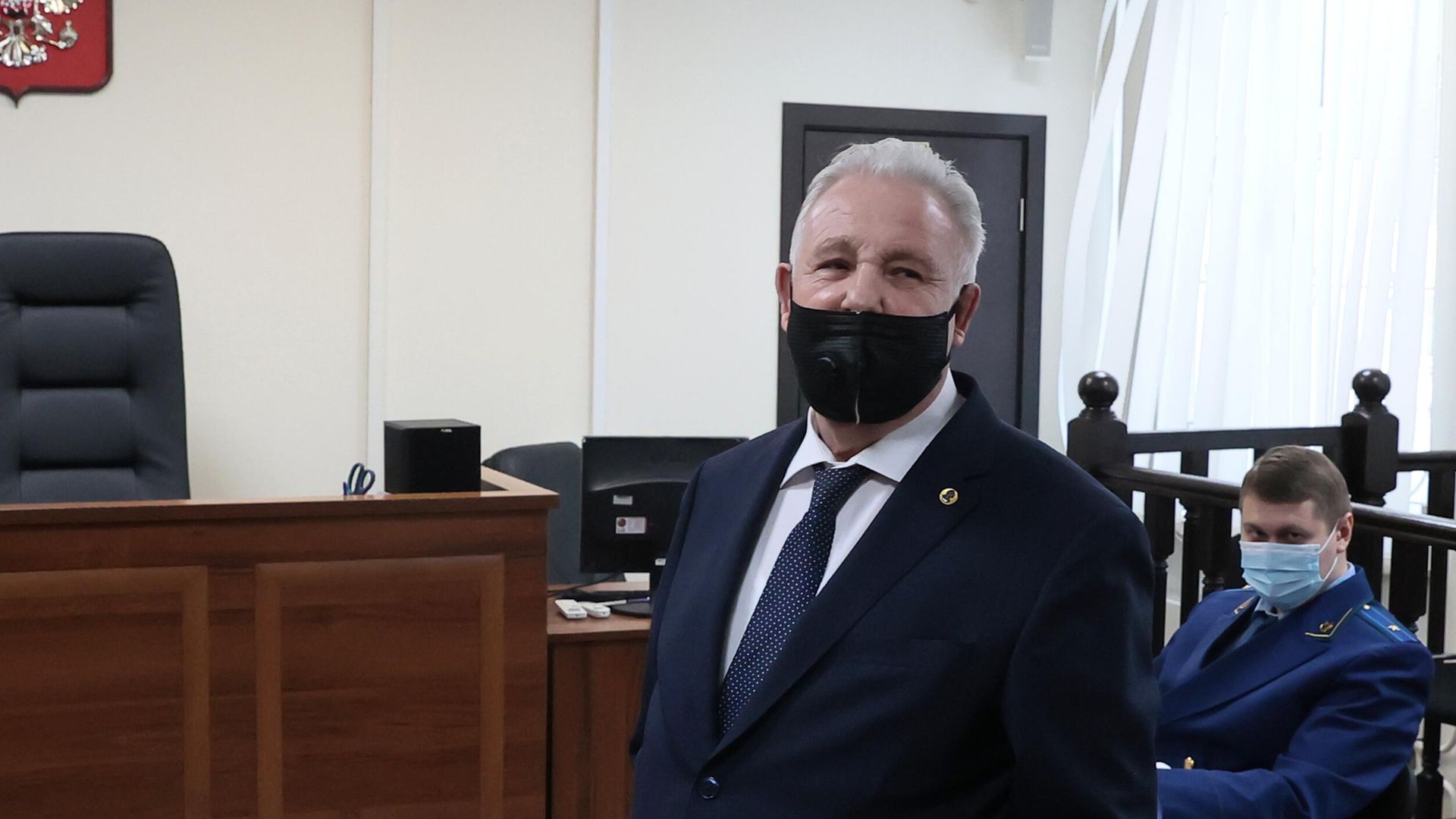 Экс-губернатор Хабаровского края Виктор Ишаев перед оглашением приговора в зале Замоскворецкого суда Москвы Экс-губернатор Хабаровского края Виктор Ишаев перед оглашением приговора в зале Замоскворецкого суда Москвы - РИА Новости, 1920, 17.02.2021