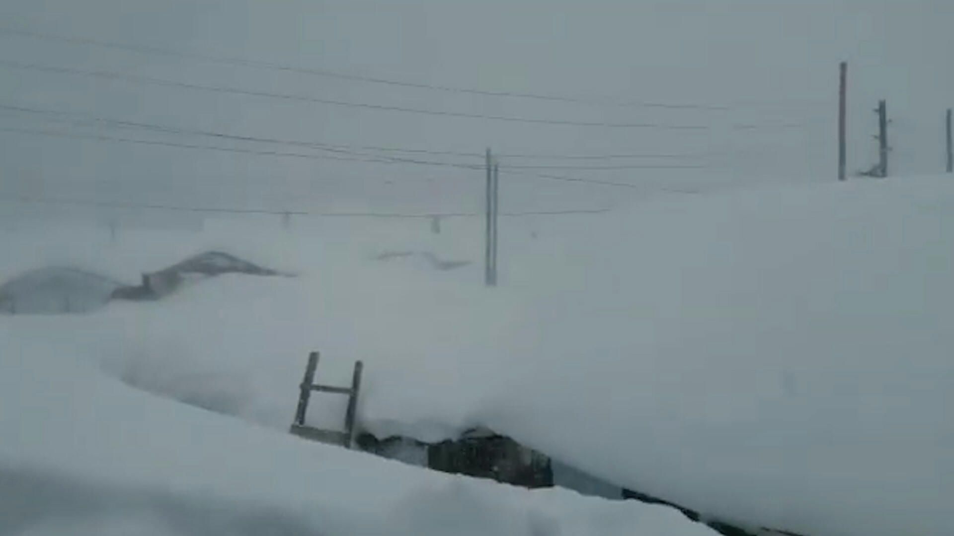 Дома завалены снегом по самые крыши в Сахалине Дома завалены снегом по самые крыши в Сахалине - РИА Новости, 1920, 17.02.2021