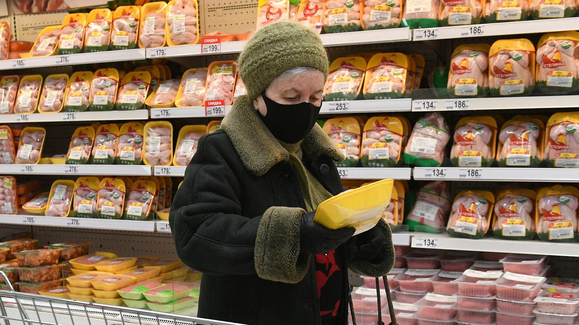 Покупательница выбирает курицу в магазине Покупательница выбирает курицу в магазине - РИА Новости, 1920, 16.11.2023