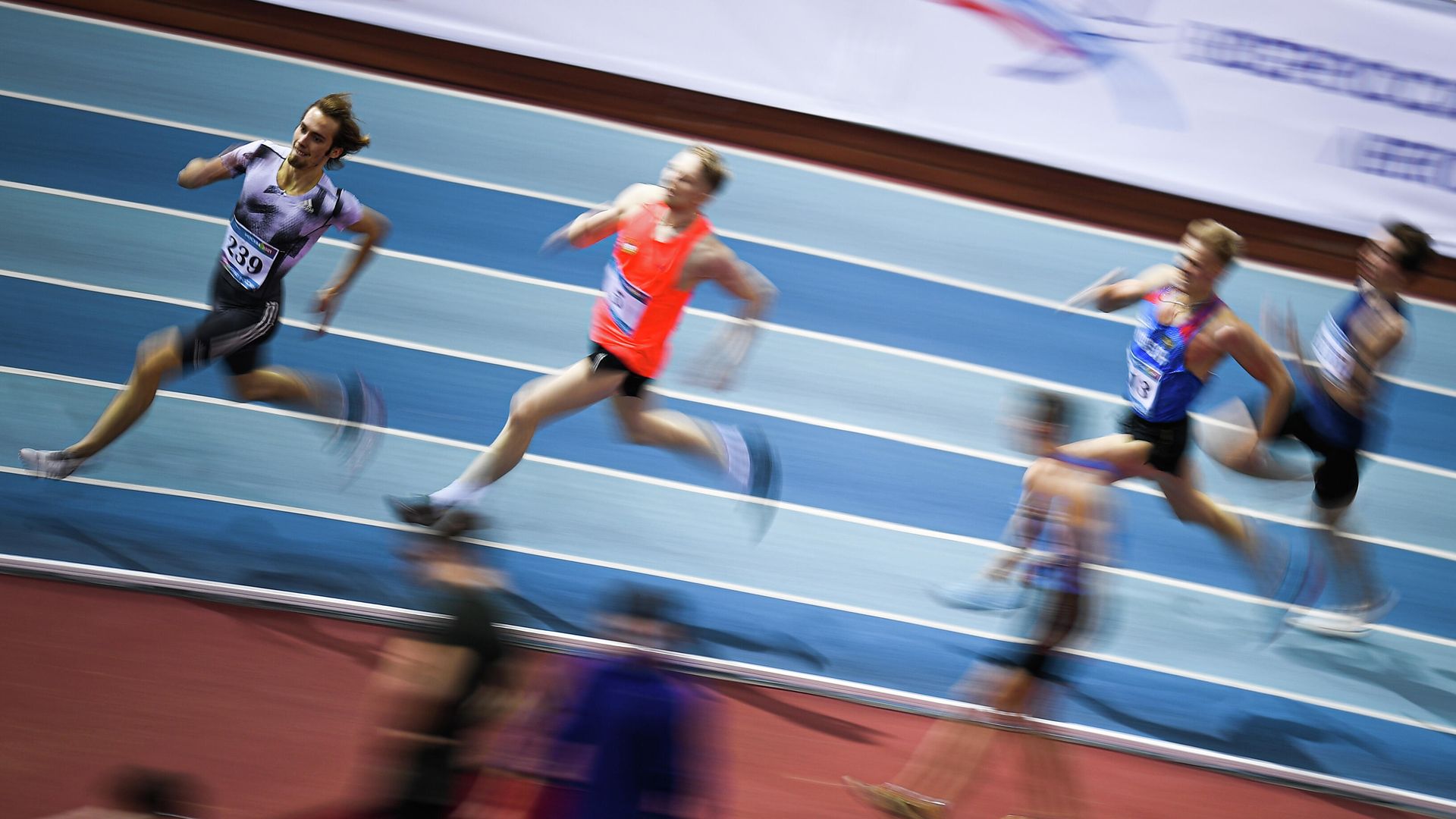 Спортсмены во время соревнований в беге на дистанции 400 метров на чемпионате России по легкой атлетике в помещении в Москве. Спортсмены во время соревнований в беге на дистанции 400 метров на чемпионате России по легкой атлетике в помещении в Москве. - РИА Новости, 1920, 17.02.2021