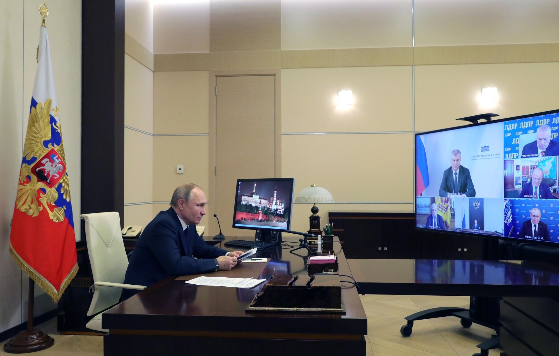 Президент РФ Владимир Путин в режиме видеоконференции проводит встречу с руководителями фракций Государственной Думы РФ Президент РФ Владимир Путин в режиме видеоконференции проводит встречу с руководителями фракций Государственной Думы РФ - РИА Новости, 1920, 17.02.2021